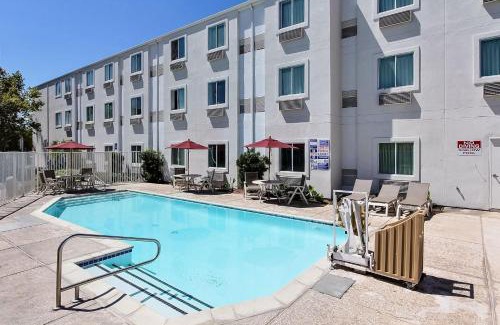 Gilroy Hotel | Pet-Friendly Motel 6 in Gilroy, CA with Pool Access