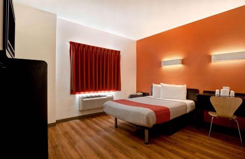 Gilroy Hotel | Pet-Friendly Motel 6 in Gilroy, CA with Pool Access
