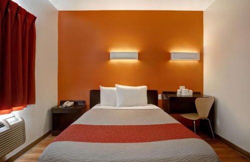 Gilroy Hotel | Pet-Friendly Motel 6 in Gilroy, CA with Pool Access