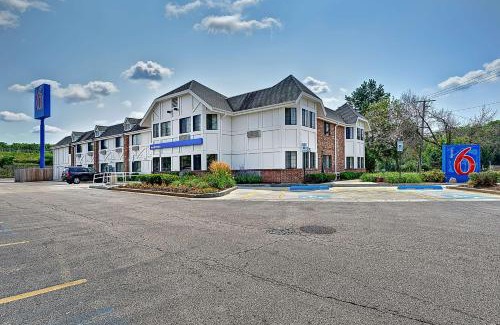 Glenview Hotel | Convenient Glenview Motel 6 - Pet-Friendly Stays Near Chicago