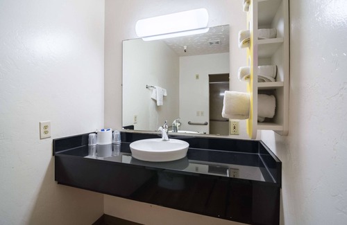 Globe Hotel | Convenient Motel 6 Globe, AZ: Pool & Family-Friendly Dining