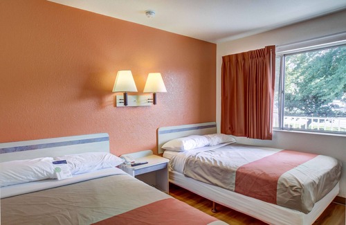 Grants Pass Hotel | Comfortable Stay at Motel 6 Grants Pass with Pool & Breakfast