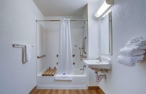 Grants Pass Hotel | Comfortable Stay at Motel 6 Grants Pass with Pool & Breakfast