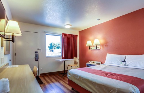 Grants Pass Hotel | Comfortable Stay at Motel 6 Grants Pass with Pool & Breakfast