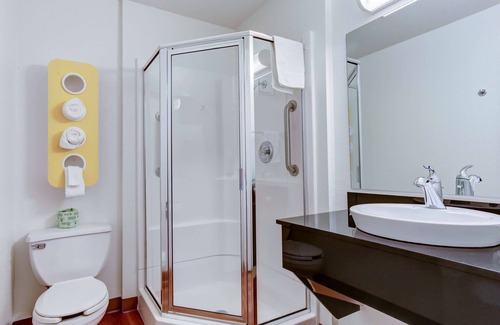 Grants Pass Hotel | Comfortable Stay at Motel 6 Grants Pass with Pool & Breakfast