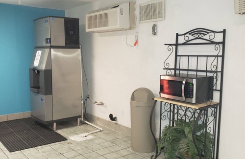 Green River Hotel | Comfortable Stay at Motel 6 Green River with Pool & Breakfast