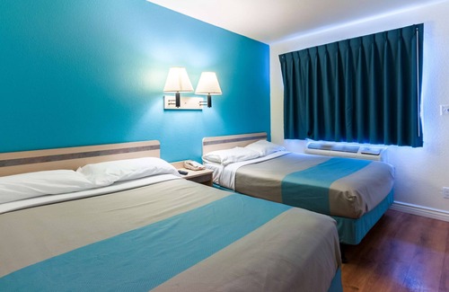 Green River Hotel | Comfortable Stay at Motel 6 Green River with Pool & Breakfast