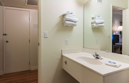 Green River Hotel | Comfortable Stay at Motel 6 Green River with Pool & Breakfast