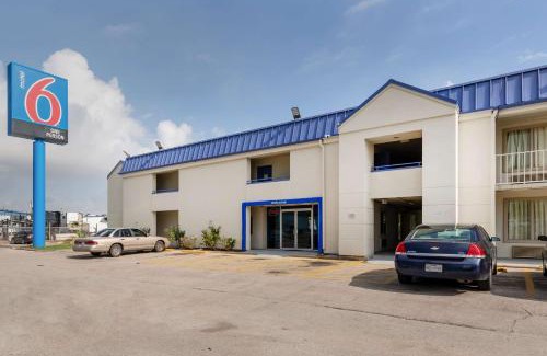North Shore Hotel | Convenient Motel 6-Houston, TX - East with Pool & Pet Friendly