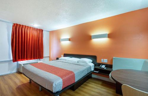 North Shore Hotel | Convenient Motel 6-Houston, TX - East with Pool & Pet Friendly