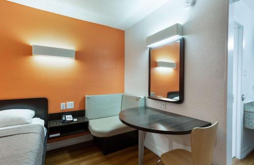 North Shore Hotel | Convenient Motel 6-Houston, TX - East with Pool & Pet Friendly