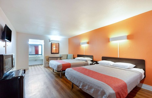 North Shore Hotel | Convenient Motel 6 Houston, TX - Family-Friendly Amenities
