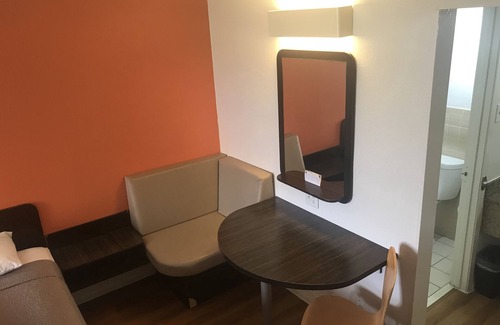 North Shore Hotel | Convenient Motel 6 Houston, TX - Family-Friendly Amenities