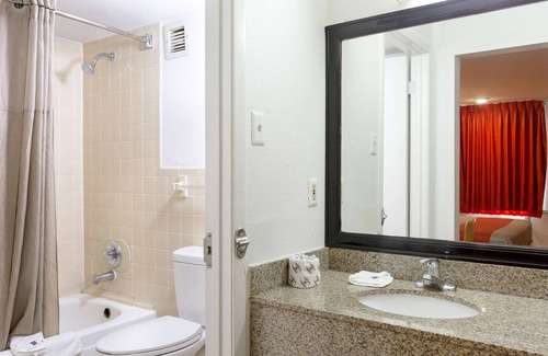 North Shore Hotel | Convenient Motel 6 Houston, TX - Family-Friendly Amenities