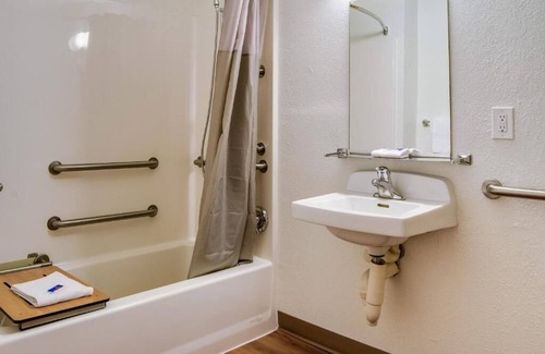 Kelso Hotel | Budget-Friendly Motel 6 Kelso Near Mt. St. Helens Attractions