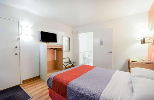 Kelso Hotel | Comfortable Stay at Motel 6-Kelso, WA - Family & Pet Friendly