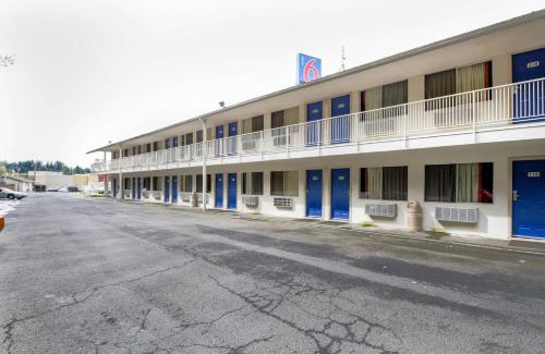 Kelso Hotel | Comfortable Stay at Motel 6-Kelso, WA - Family & Pet Friendly