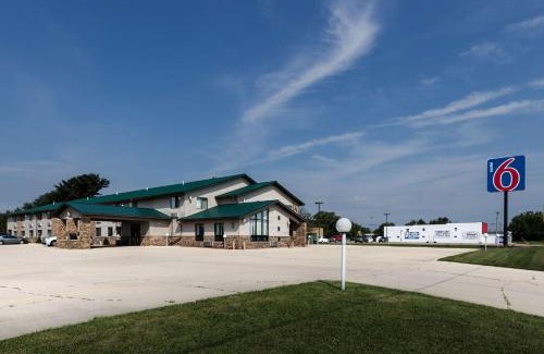 Kewanee Hotel | Pet-Friendly Motel 6 in Kewanee, IL - Rated 7.8/10