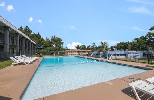 Kilgore Hotel | Budget-Friendly Motel 6 in Kilgore, TX with Pool & Pets