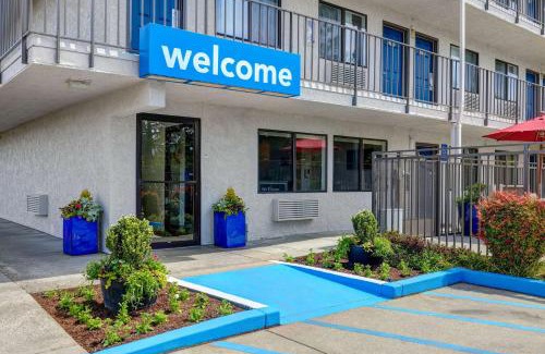 Totem Lake Hotel | Welcoming Motel 6 - North Kirkland with Pool & Pet-Friendly Options