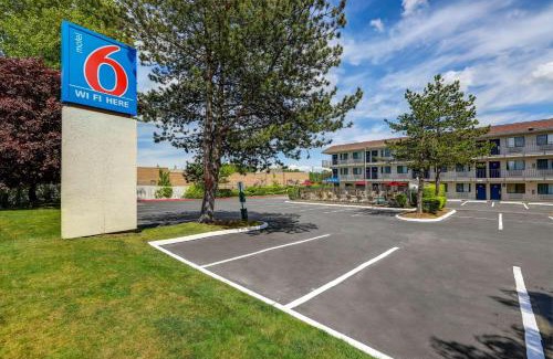 Totem Lake Hotel | Welcoming Motel 6 - North Kirkland with Pool & Pet-Friendly Options
