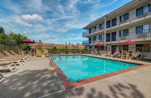 Totem Lake Hotel | Welcoming Motel 6 - North Kirkland with Pool & Pet-Friendly Options
