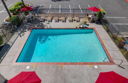 Totem Lake Hotel | Welcoming Motel 6 - North Kirkland with Pool & Pet-Friendly Options