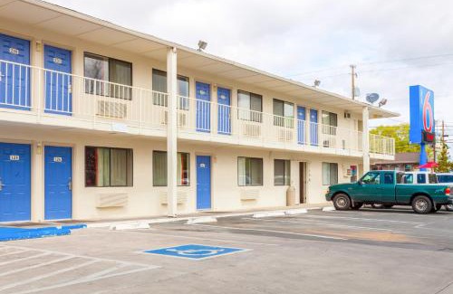 Klamath Falls Hotel | Pet-Friendly Motel 6 in Klamath Falls with Pool Access