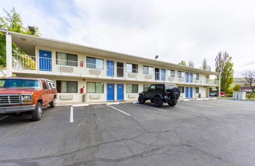 Klamath Falls Hotel | Pet-Friendly Motel 6 in Klamath Falls with Pool Access