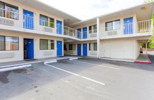Klamath Falls Hotel | Pet-Friendly Motel 6 in Klamath Falls with Pool Access