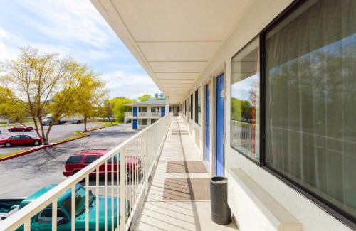 Klamath Falls Hotel | Pet-Friendly Motel 6 in Klamath Falls with Pool Access