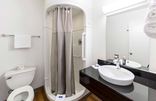 Klamath Falls Hotel | Welcoming Motel 6 Klamath Falls with Pool and Family Amenities
