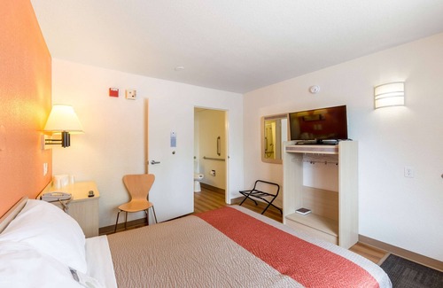 Klamath Falls Hotel | Welcoming Motel 6 Klamath Falls with Pool and Family Amenities
