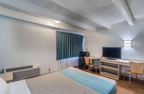Kokomo Hotel | Pet-Friendly Comfort at Motel 6 in Kokomo, IN