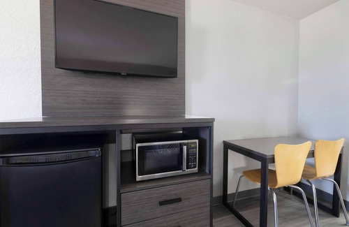 Lake Charles Hotel | Budget-Friendly Motel 6 in Lake Charles, LA with Breakfast