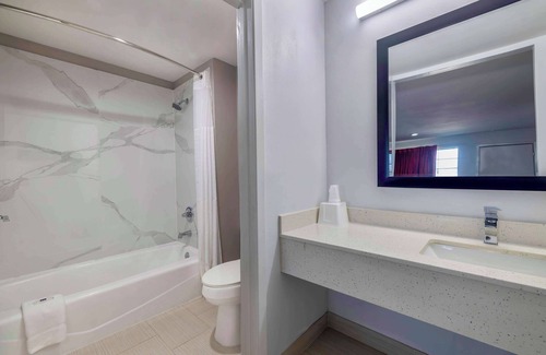 Lake Charles Hotel | Budget-Friendly Motel 6 in Lake Charles, LA with Breakfast