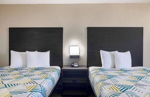 Lake Charles Hotel | Budget-Friendly Motel 6 in Lake Charles, LA with Breakfast