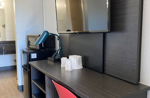 Lantana Hotel | Budget-Friendly Motel 6 Lantana: Family & Breakfast Included