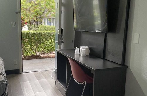 Lantana Hotel | Budget-Friendly Motel 6 Lantana: Family & Breakfast Included