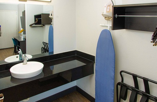 Lantana Hotel | Budget-Friendly Motel 6 Lantana: Family & Breakfast Included
