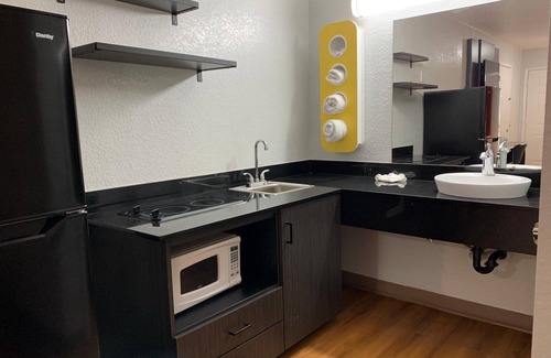 Bonanza Hotel | Convenient Motel 6 Laredo, TX - Family-Friendly Amenities