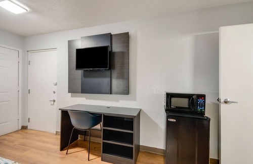 Bonanza Hotel | Convenient Motel 6 Laredo, TX - Family-Friendly Amenities