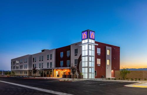 Las Vegas Hotel | Convenient Motel 6-Las Vegas: Perfect for Motor Speedway Fans