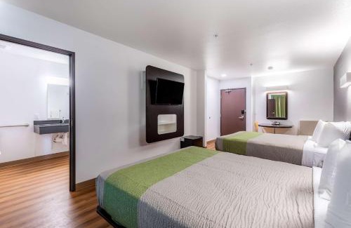 Las Vegas Hotel | Convenient Motel 6-Las Vegas: Perfect for Motor Speedway Fans
