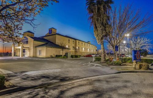 Lemoore Hotel | Budget-Friendly Motel 6 in Lemoore, CA - Pet Friendly Stay