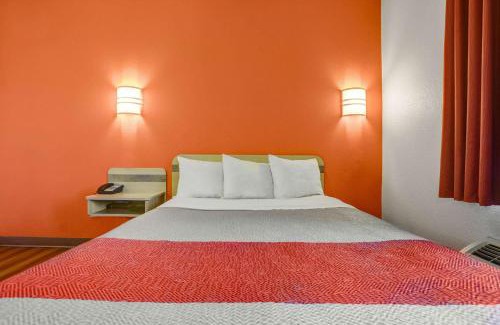 Lemoore Hotel | Budget-Friendly Motel 6 in Lemoore, CA - Pet Friendly Stay