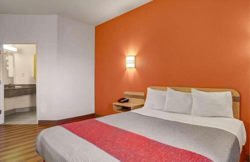 Lemoore Hotel | Budget-Friendly Motel 6 in Lemoore, CA - Pet Friendly Stay