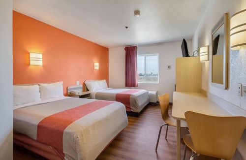 Lemoore Hotel | Comfortable Stay at Motel 6 Lemoore, CA with Breakfast Included