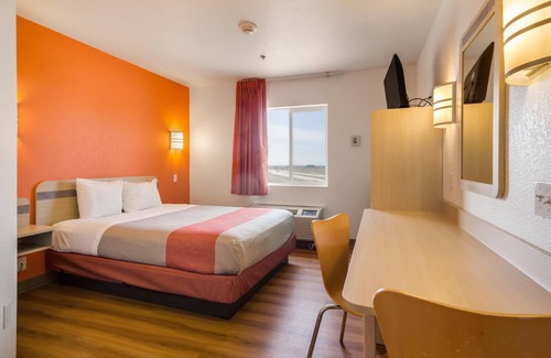 Lemoore Hotel | Comfortable Stay at Motel 6 Lemoore, CA with Breakfast Included