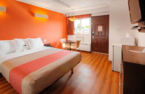 South Lethbridge Hotel | Pet-Friendly Comfort at Motel 6 in Lethbridge, AB